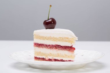 Gri arkaplanda kavramsal meyveli kekin kapağını kapat