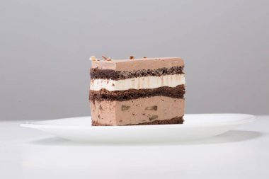 Beyaz bir masada kavramsal tatlılara yakın durun.