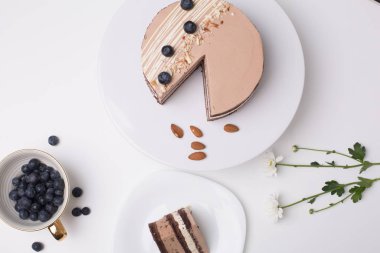 Beyaz bir masada kavramsal tatlılara yakın durun.