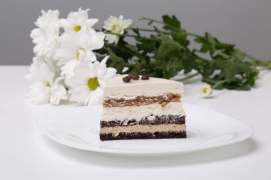 Beyaz bir masada kavramsal tatlılara yakın durun.