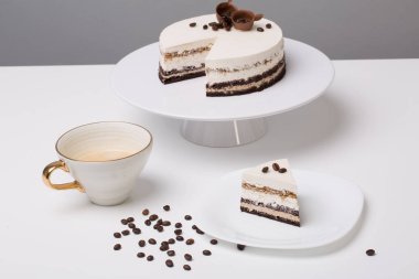 Beyaz bir masada kavramsal tatlılara yakın durun.