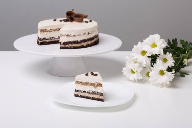 Beyaz bir masada kavramsal tatlılara yakın durun.