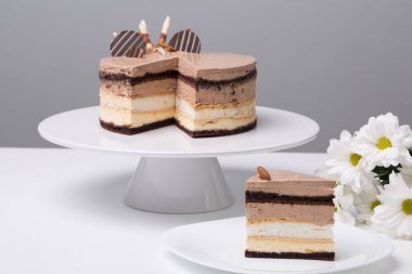 Beyaz bir masada kavramsal tatlılara yakın durun.