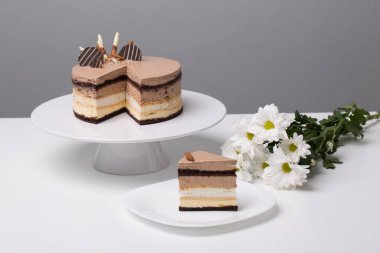 Beyaz bir masada kavramsal tatlılara yakın durun.