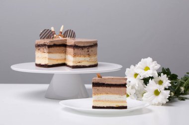 Beyaz bir masada kavramsal tatlılara yakın durun.