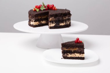 Beyaz bir masada kavramsal tatlılara yakın durun.