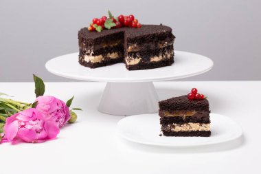 Beyaz bir masada kavramsal tatlılara yakın durun.