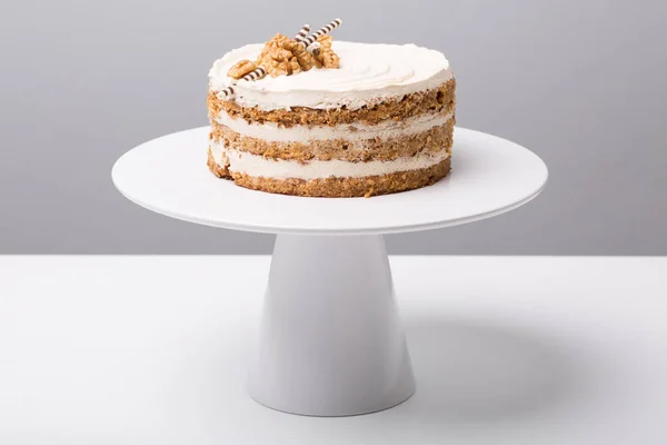 Détails de savoureux gâteau de noix conceptuelle, sur fond gris — Photo