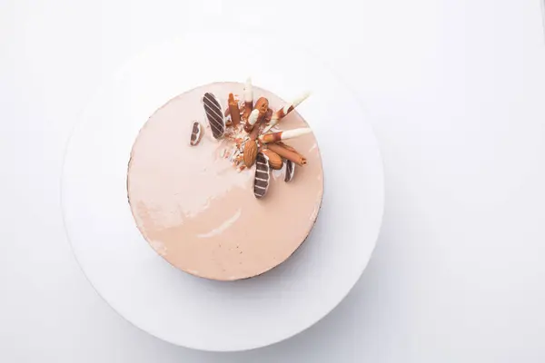 Details van smakelijke conceptuele chocoladetaart op wit bord — Stockfoto