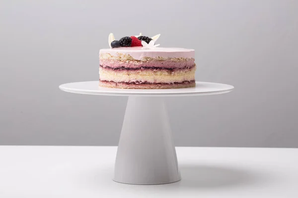 Gri arkaplanda kavramsal meyveli kekin kapağını kapat