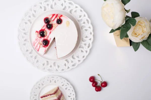 Nahaufnahme von konzeptionellem Obstkuchen auf grauem Hintergrund — Stockfoto