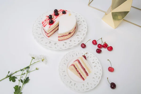 Nahaufnahme von konzeptionellem Obstkuchen auf grauem Hintergrund — Stockfoto