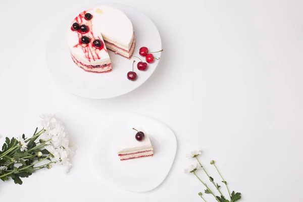 Закрытие концептуального фруктового торта на сером фоне — стоковое фото