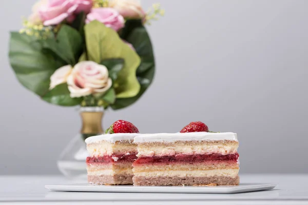 Nahaufnahme von konzeptionellem Obstkuchen auf grauem Hintergrund — Stockfoto