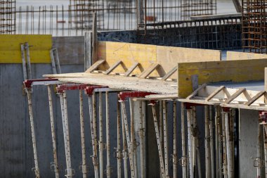 İnşaat alanındaki metal yapılar 