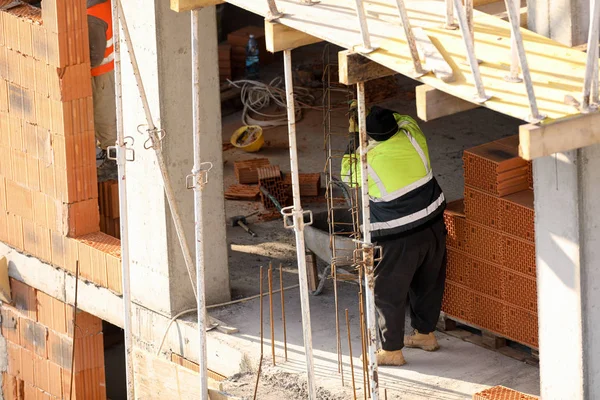在建筑工地的钢架上工作的人 — 图库照片