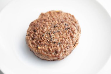 Lezzetli köfteyi beyaz tabakta yakın. 