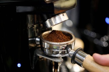 Kahve öğütme makinesini kapat. 