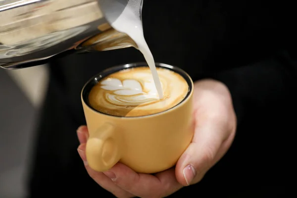 Close Milk Pouring Flower Pattern Cappuccino — Stock Photo, Image