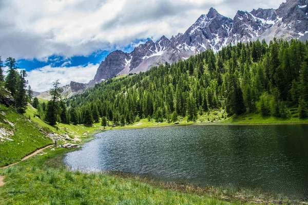 Danau miroir ceillac in queyras in hautes alpes in france — Stok Foto