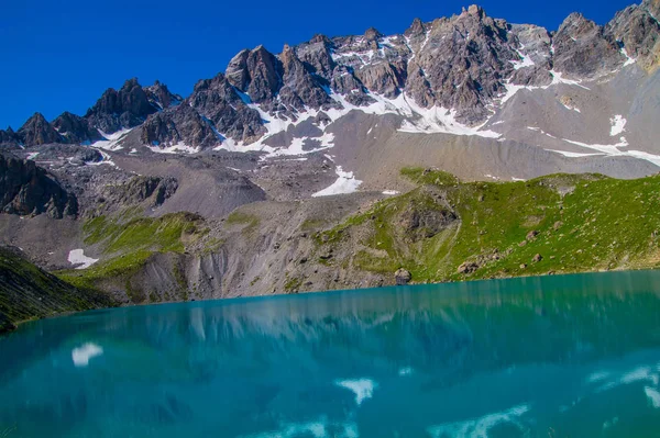 Danau sainte anne qeyras in hautes alpes in france — Stok Foto