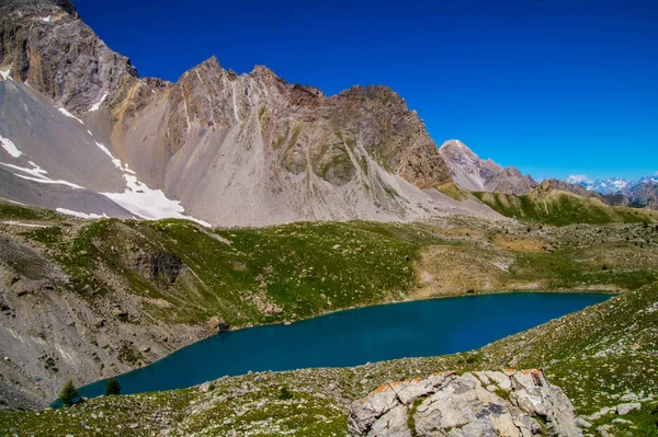 Innsjøen sainte anne qeyras i haute alpes i Frankrike – stockfoto