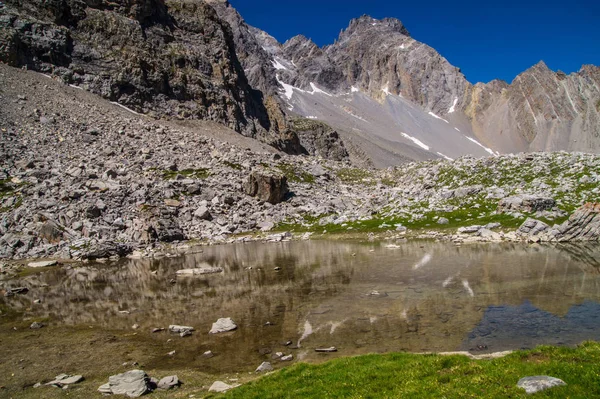 Danau sainte anne qeyras in hautes alpes in france — Stok Foto