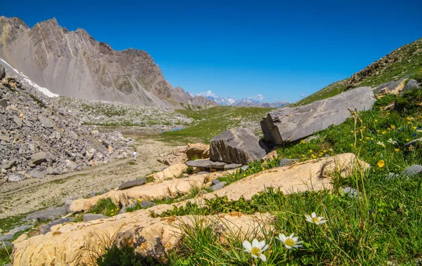 Danau sainte anne qeyras in hautes alpes in france — Stok Foto
