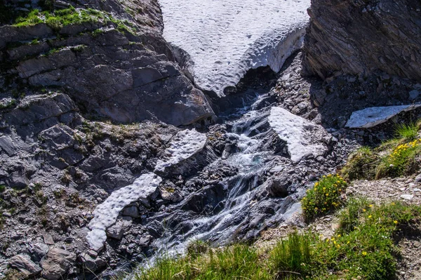 Jezioro clausis ceillac inqeyras w departamencie hautes-alpes we Francji — Zdjęcie stockowe