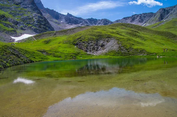 Jezioro clausis ceillac inqeyras w departamencie hautes-alpes we Francji — Zdjęcie stockowe