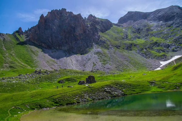 Lago clausis ceillac inqeyras em hautes alpes na frança — Fotografia de Stock