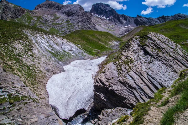 Jezero clausis ceillac inqeyras v hautes alpes ve Francii — Stock fotografie