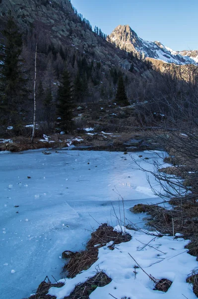 Lago congelado nos alpes franceses — Fotografia de Stock