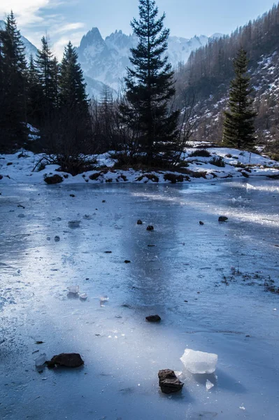 Lago congelado nos alpes franceses — Fotografia de Stock