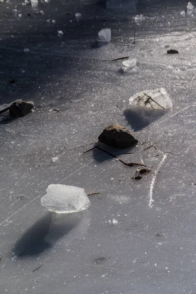 Pequeno cubo em um lago congelado — Fotografia de Stock