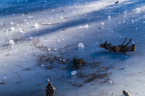 Pequeño cubo en un lago congelado — Foto de Stock