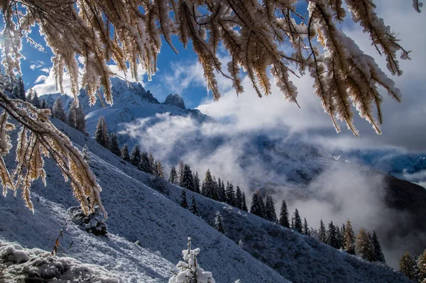 Na podzim a v zimě ve francouzských Alpách — Stock fotografie