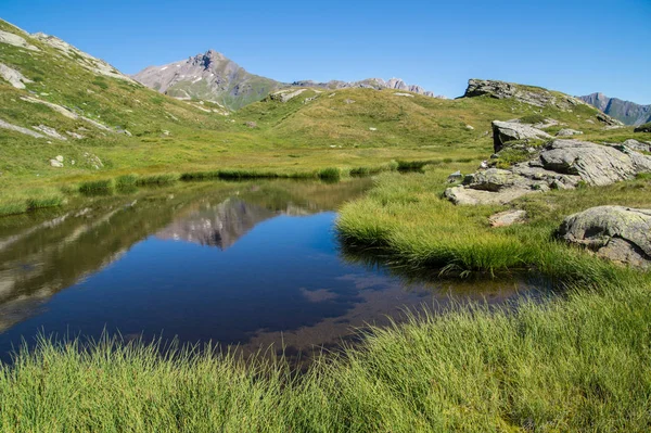 Lake verney, petit saint bernard, val d 'aoste, itália — Fotografia de Stock