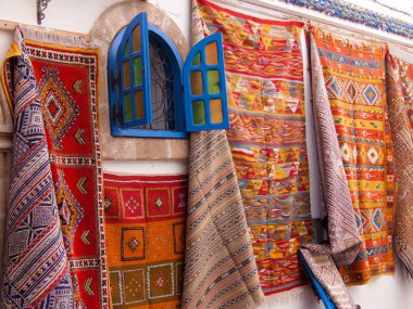 Kuzey Afrika Essaouira sokaklarda halı