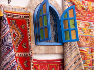Kuzey Afrika Essaouira sokaklarda halı