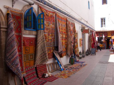 Kuzey Afrika Essaouira sokaklarda halı