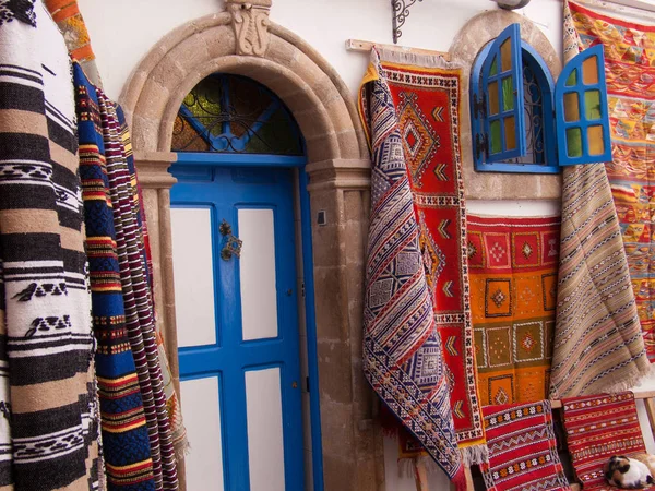 Kuzey Afrika Essaouira sokaklarda halı