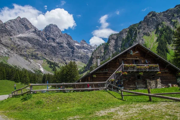 Landskap i schweiziska alperna — Stockfoto