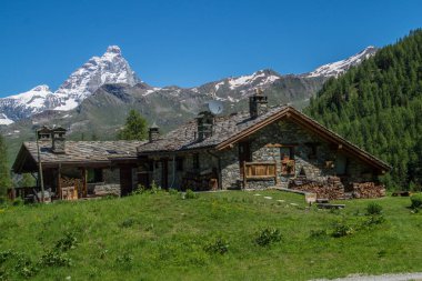 manzara İtalyan Alplerinin ortasından geçiyordu