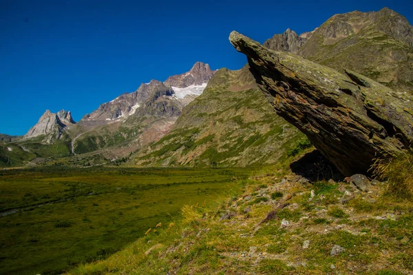 Paesaggio delle Alpi italiane in Valle d'Aosta — Foto Stock