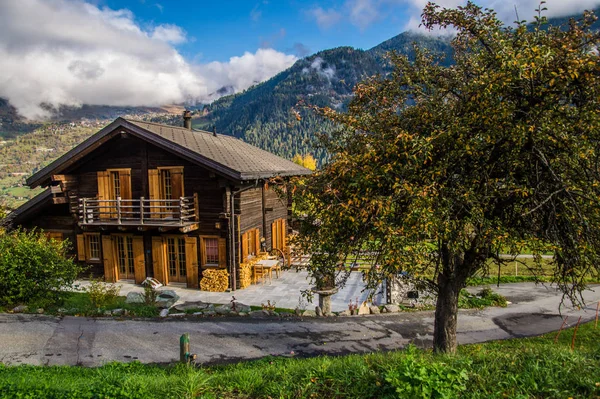 Landschaft der Schweizer Alpen im Herbst — Stockfoto