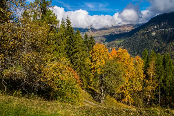 Paisaje de los Alpes suizos en otoño — Foto de Stock