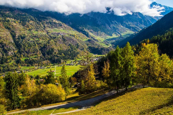 Landskap i de schweiziska alperna på hösten — Stockfoto