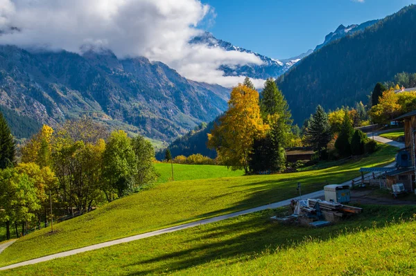 Landscape of the Swiss Alps in autumn — Stock Photo, Image