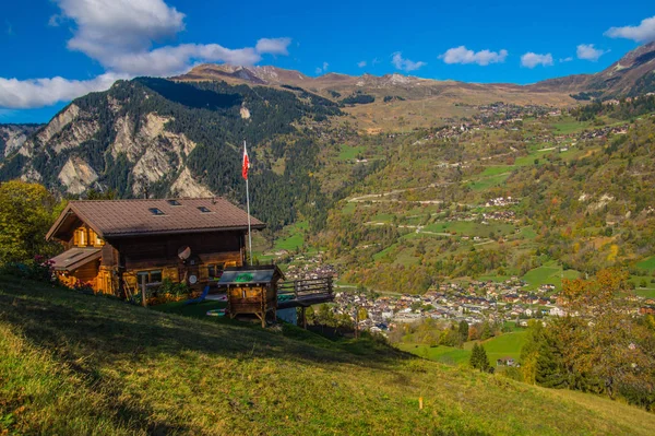 İsviçre Alplerinin sonbaharda manzarası — Stok fotoğraf
